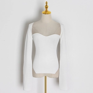 Detail of the sweetheart neckline and ribbed texture on the white knitted slim fit top