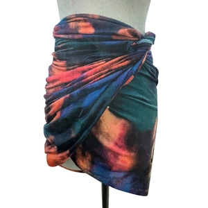 Dettaglio di elegante minigonna a portafoglio con stampa astratta e design a pieghe drappeggiate