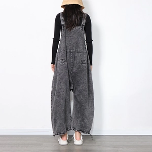 Vue arrière de la salopette en jean ample à taille haute avec lavage acide et jambe large