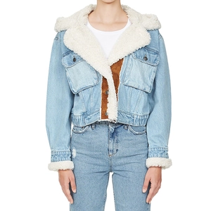 Dettaglio giacca di jeans con colletto in pile bianco, tasche sul petto e bottoni