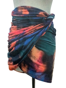 Elegante minigonna a pieghe a portafoglio con motivo tie-dye astratto blu e arancione