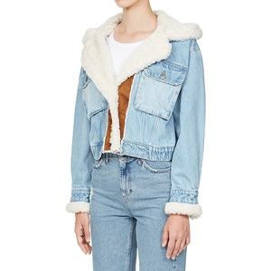 Dettaglio giacca in denim azzurro con fodera in pile bianco e ampie tasche cargo
