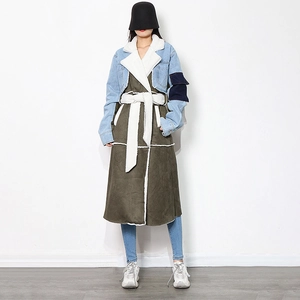 Cappotto lungo in denim e verde oliva con bordo in finta pelliccia bianca e cintura in vita