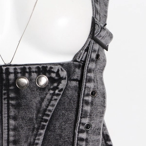 Vue détaillée de la bretelle en denim gris avec boucles métalliques et oeillets