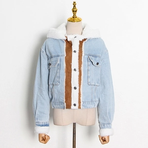 Dettaglio giacca di jeans corta con fodera in pile bianco e inserti in pelle scamosciata
