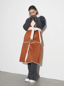 Cappotto lungo in denim patchwork con fodera in lana d'agnello e cintura per un look snello