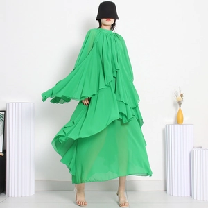 Robe élégante en mousseline vert émeraude avec volants superposés et coupe fluide