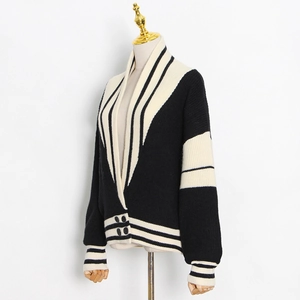 Détails des poignets et de l'ourlet à rayures noires et blanches sur ce cardigan