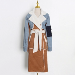 Dettaglio del cappotto bimateriale con maniche in denim e ampi revers in agnellino