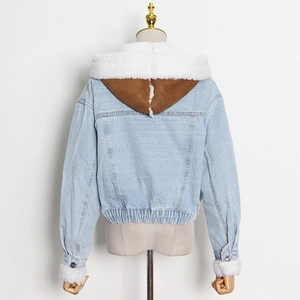 Dettaglio giacca di jeans con cappuccio foderato in pile e orlo elastico posteriore