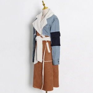 Dettaglio di un cappotto patchwork in denim e finta pelle scamosciata con shearling