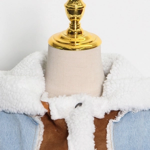 Dettaglio del colletto in pile e patchwork in denim su giacca donna con bottoni metallici