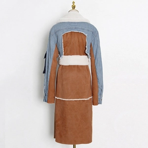Dettaglio posteriore del cappotto lungo in denim da donna con bordo in lana e fondo in camoscio