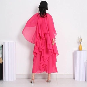 Robe maxi élégante en mousseline rose vif avec manches cape et volants superposés