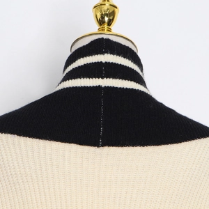 Détail du col en maille côtelée à rayures contrastées sur un cardigan de style français