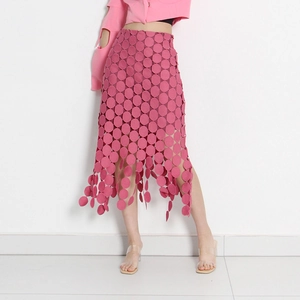 Détail de la jupe rose vif avec broderie ajourée unique en forme d'écailles en relief