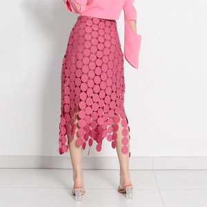 Détail de la jupe ajourée rose avec couches 3D à paillettes et broderie à franges chic