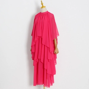 Détails des volants superposés et texture en mousseline plissée d'une robe fuchsia