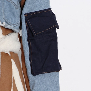 Dettaglio manica in denim con tasca e bordo in pile effetto agnello sulla giacca