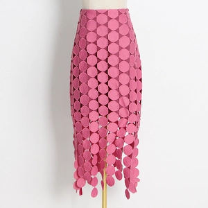 Détail de la jupe midi rose présentant un design unique de patchwork circulaire en 3D