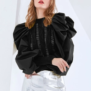 Schwarzer Strickpullover mit dramatischen Puffärmeln und transparenten Streifen