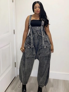 Salopette en jean ample pour femme avec finition snow wash et grandes poches cargo de rue