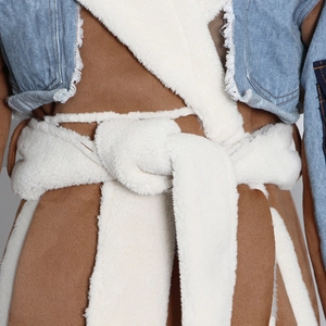 Dettaglio del cappotto patchwork in denim e lana con fodera in pile e bordi usurati