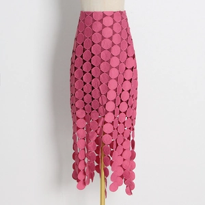 Vue détaillée de la jupe midi rose à taille haute avec des patchs géométriques ajourés