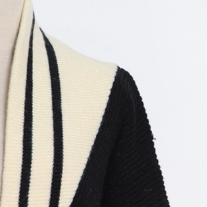 Gros plan sur la texture en maille côtelée d'un gilet français avec rayures noires et blanches