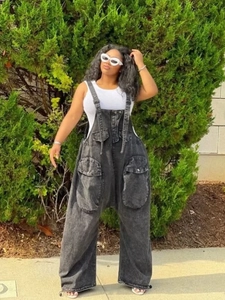 Salopette en jean gris foncé pour femme à coupe large avec de grandes poches cargo style