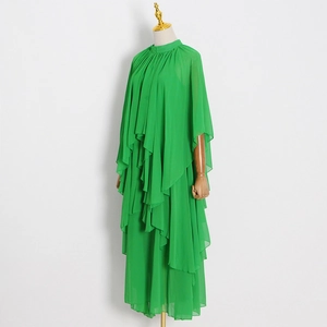 Détails d'une robe élégante en mousseline vert vif avec des volants superposés