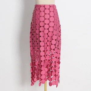 Détail d'une jupe midi rose avec patchwork circulaire 3D et broderie ajourée chic