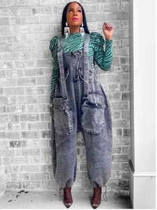 Salopette en jean taille haute pour femme avec grandes poches cargo et coupe large décontractée