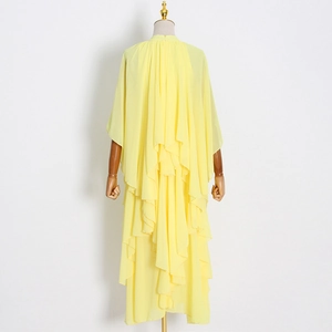 Détail de la robe en mousseline jaune avec volants superposés et fermeture éclair au dos