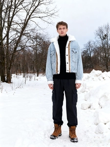 Giacca di jeans blu con fodera in pile bianco e pantaloni cargo scuri per l'inverno