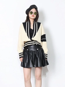 Cardigan en maille crème chic avec rayures noires et mini-jupe en cuir de style français