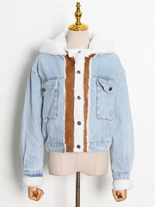 Giacca corta in denim con fodera in pile bianco e dettagli marroni da donna
