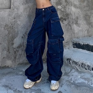 Detalle de vaqueros cargo azul oscuro con bolsillos con solapa y corte ancho moderno