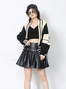 Gilet en maille rayée de style français et mini-jupe plissée en similicuir noir