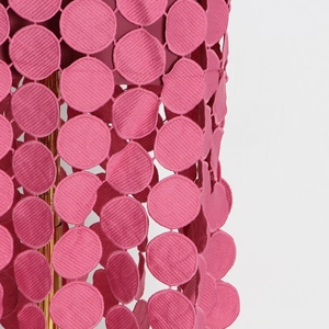 Détail de jupe rose fuchsia avec broderie 3D circulaire et finitions texturées chic