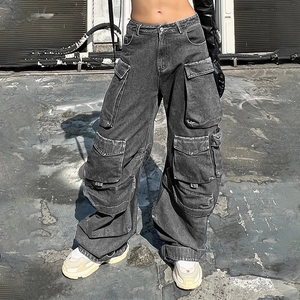 Vista detallada de los pantalones cargo de mezclilla gris oscuro con bolsillos grandes