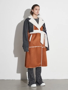 Cappotto lungo patchwork in finto camoscio, bordo in agnellino, maniche in denim e cintura