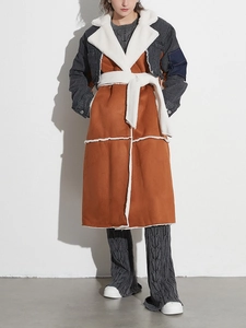 Elegante cappotto invernale in camoscio arancione con bordo in ecopelliccia bianca e denim