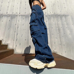 Vista detallada de vaqueros denim de talle alto y pierna ancha con grandes bolsillos cargo