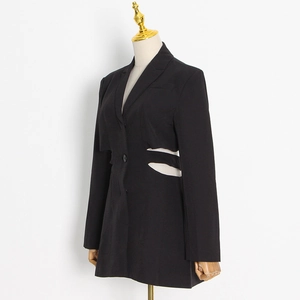 Detail van de uitgesneden taille op een zwarte, slank gesneden blazer voor dames