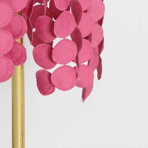 Gros plan détaillé des patchs ronds en tissu rose à texture côtelée et superposée