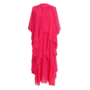 Robe longue élégante en mousseline rose fuchsia avec volants étagés et col montant chic