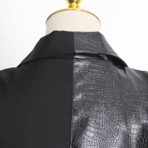 Détail du gilet cintré montrant le patchwork de cuir et la texture gaufrée crocodile