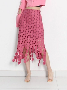 Jupe midi rose brodée ajourée avec ourlet à franges et motif de cercles ajourés