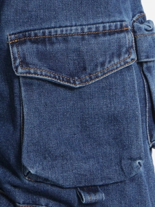 Detalle de vaqueros de talle alto con bolsillo cargo grande y costuras naranjas en contraste